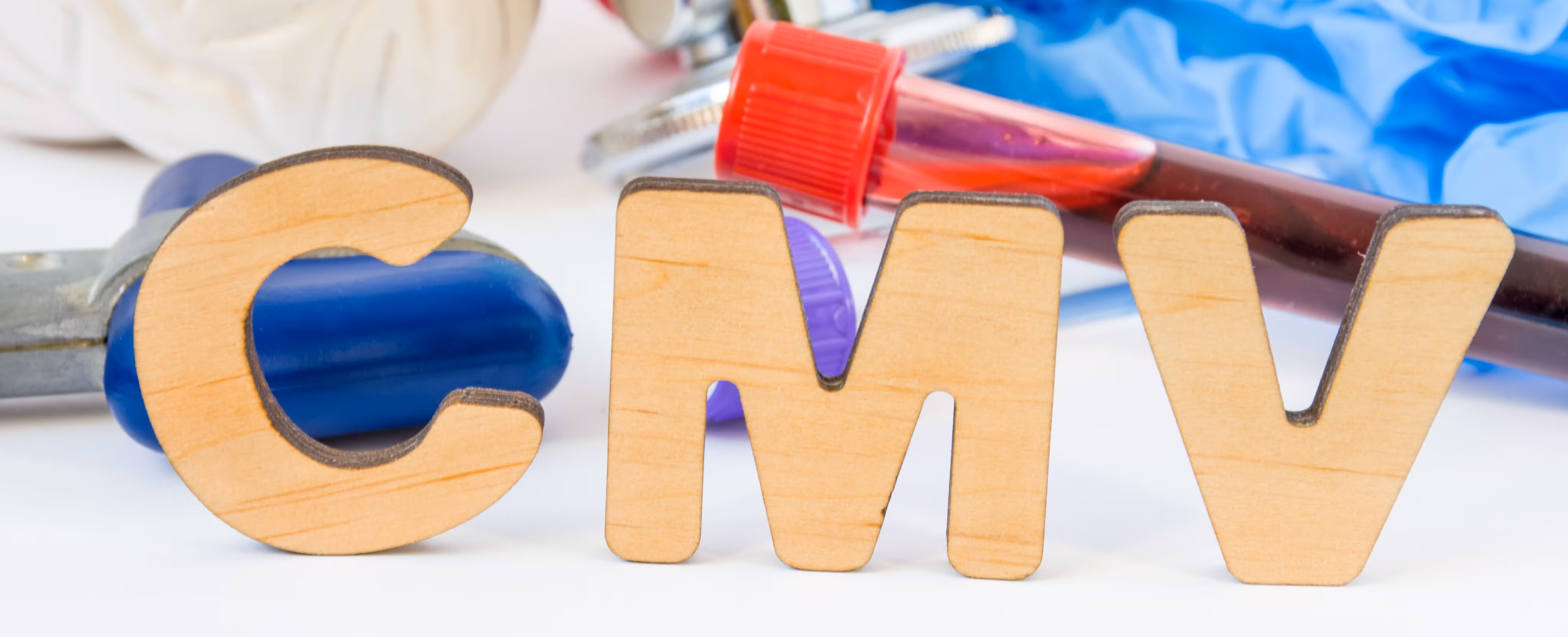 Abstraktes Bild mit aus Holz ausgeschnittenen Buchstaben CMV als Symbol für das Cytomegalievirus in natürlicher Holzoptik