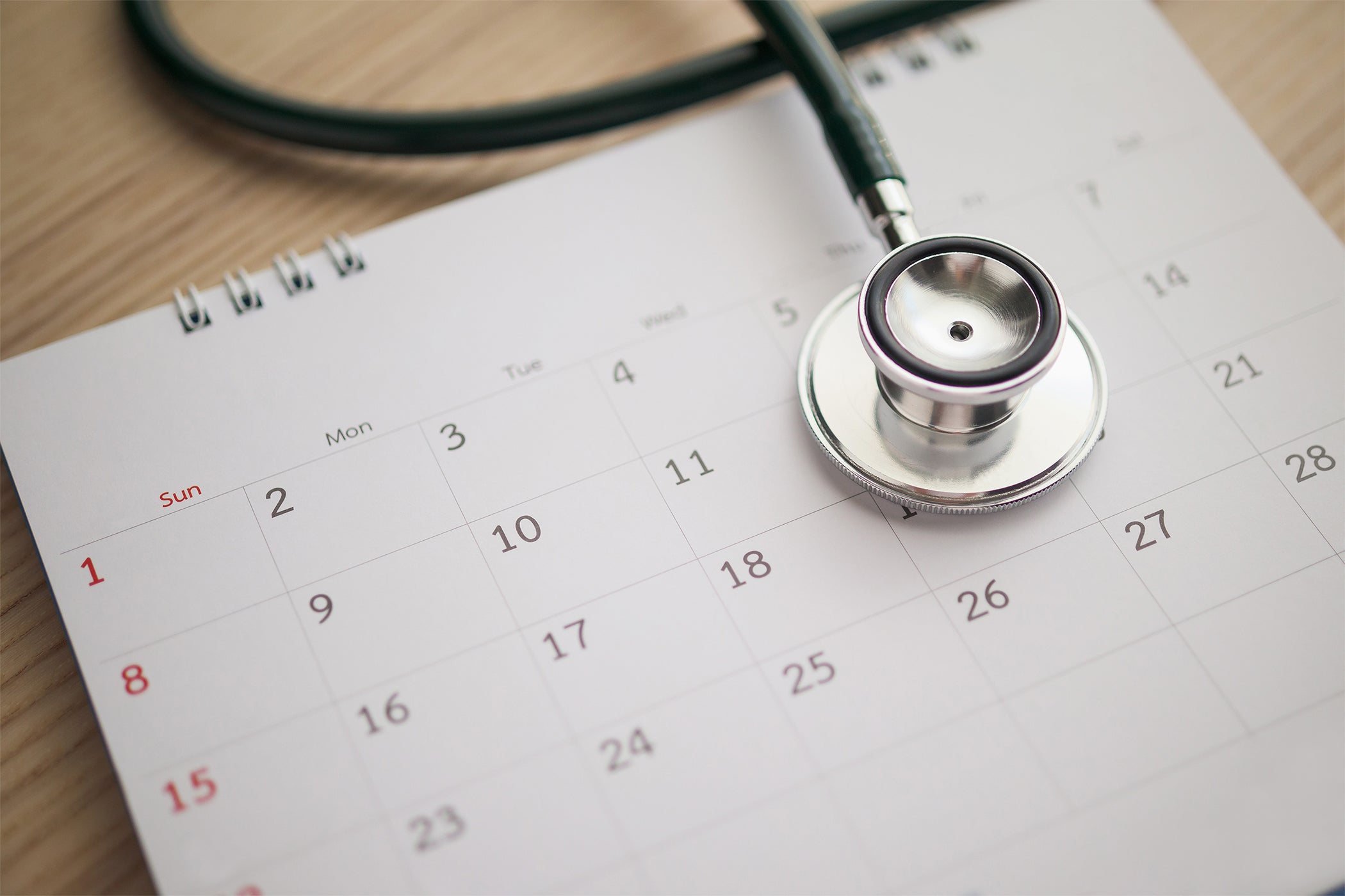 Kalender mit Stethoskop zur Veranschaulichung von Veranstaltungen, Fortbildungen und Webinaren für Fachkreise in der Transplantationsmedizin.